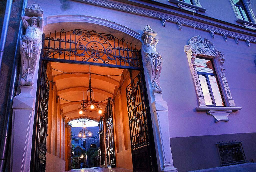 Hotel Poesis Сату-Маре Екстер'єр фото